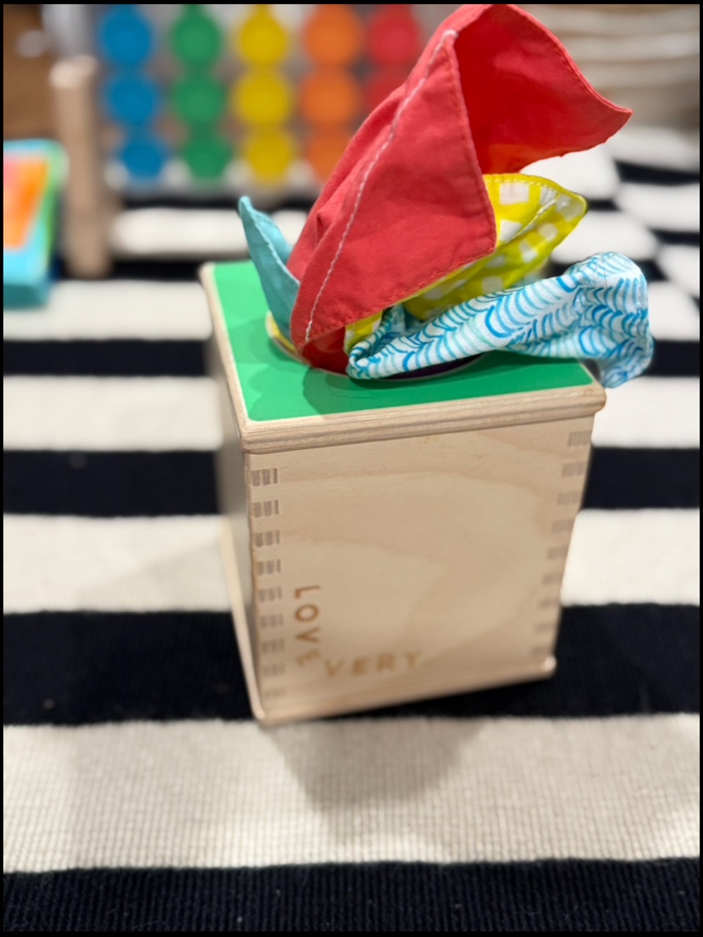 LOVEVERY Magic Tissue Box w/magic tissues the sensor play kit 5-6 months